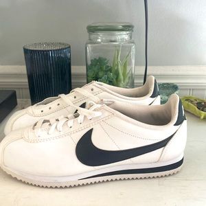 Nike Cortez: Black and White